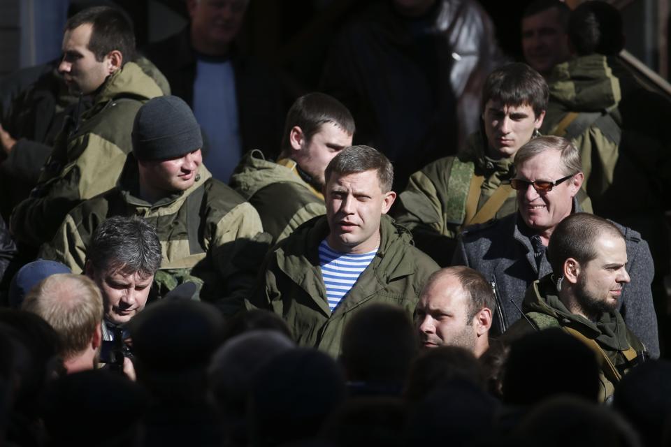 Alexander Zakharchenko (C), separatist leader of the self-proclaimed Donetsk People's Republic, visits the Kholodnaya Balka mine in Makiivka, outside Donetsk, October 29, 2014. Ukraine on Tuesday condemned as "destructive and provocative" Russia's stance towards elections organised by pro-Russian separatists in eastern Ukraine next Sunday, saying Moscow's recognition of the vote could wreck chances of bringing peace. REUTERS/Maxim Zmeyev (RUSSIA - Tags: POLITICS CIVIL UNREST ELECTIONS)