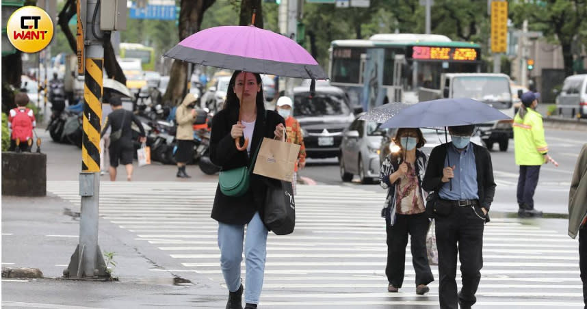 下周南海低壓和北方鋒面2個鋒面連在一起，雨將連下4天。（圖／劉耿豪攝）