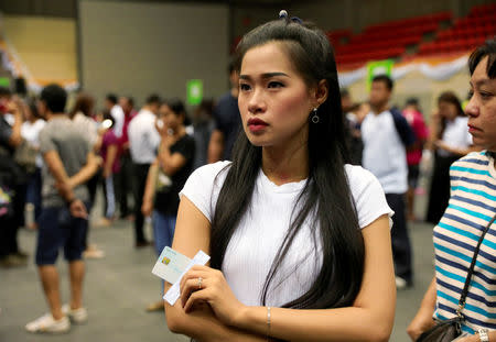 People line up for their early vote for the upcoming Thai election at a polling station in Bangkok, Thailand, March 17, 2019. REUTERS/Soe Zeya Tun