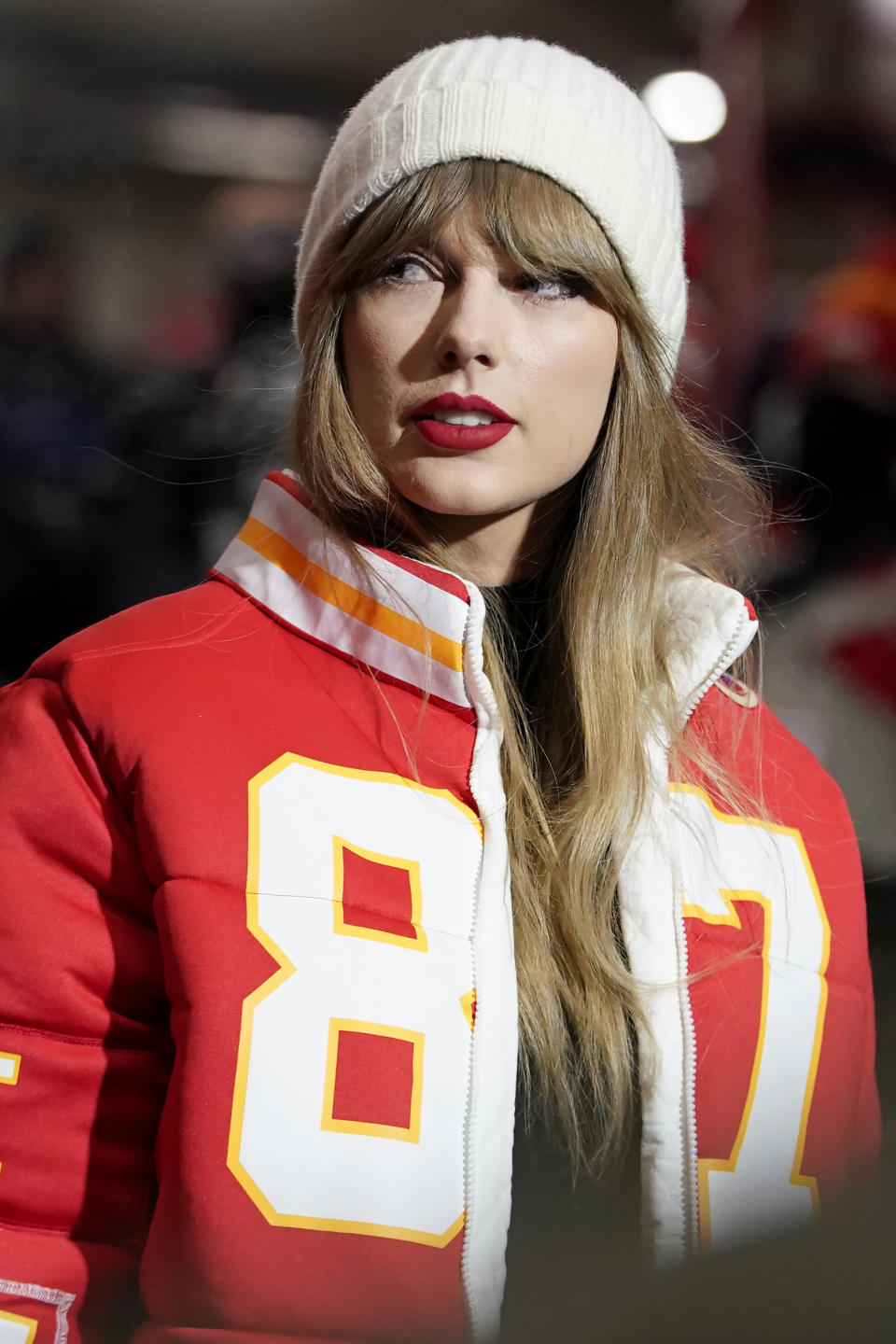 Taylor Swift wears a Kansas City Chiefs tight end Travis Kelce jacket as she arrives before an NFL wild-card playoff football game between the Chiefs and the Miami Dolphins Saturday, Jan. 13, 2024, in Kansas City, Mo. (AP Photo/Ed Zurga)