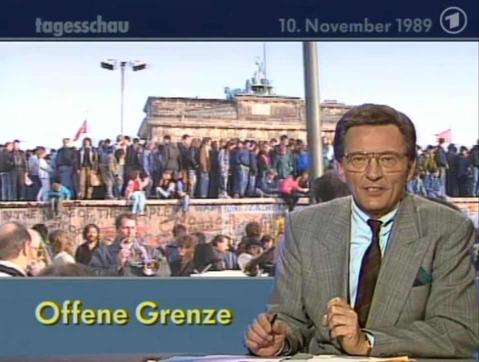 Jo Brauner war 30 Jahre lang bei der "tagesschau" aktiv: Er präsentierte nach einer Einladung von Karl-Heinz Köpcke ab 1974 als On- und Off-Sprecher die Nachrichten, und durfte 1989 den historischen Fall der Mauer verkünden. Am 1. Januar 2000 wurde er Chefsprecher, nach vier Jahren verabschiedete er sich von der "Tagesschau". (Bild: NDR)