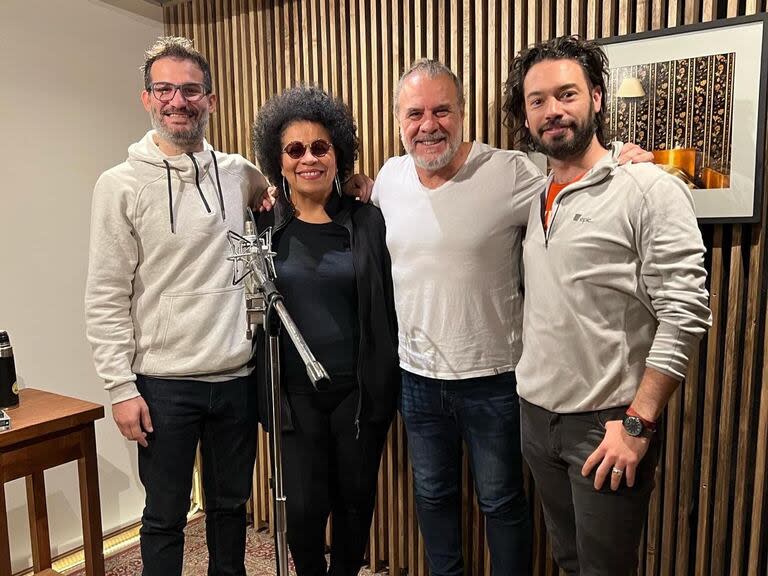Pelleriti junto al productor Gabriel Améndola, la artista Déborah Dixon y el técnico de grabación Víctor Silione