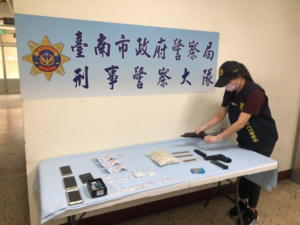 台南市警局刑事警察大隊組專案小組，查獲盧姓男子販量毒品及槍械，其中包括1支罕見的捷克製VZ61型蠍式衝鋒槍。（民眾提供）