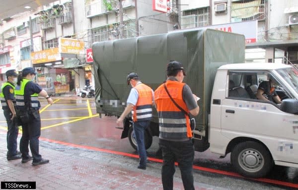 白牌貨車違規營業處重罰！臺北區監理所提醒勿委託「白底黑字」車牌貨車的非法業者從事搬家服務。（圖:臺北區監理所提供）