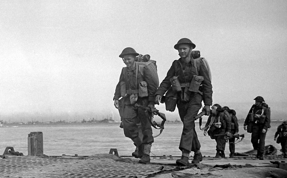 British troops disembark at Arromanches during the invasion