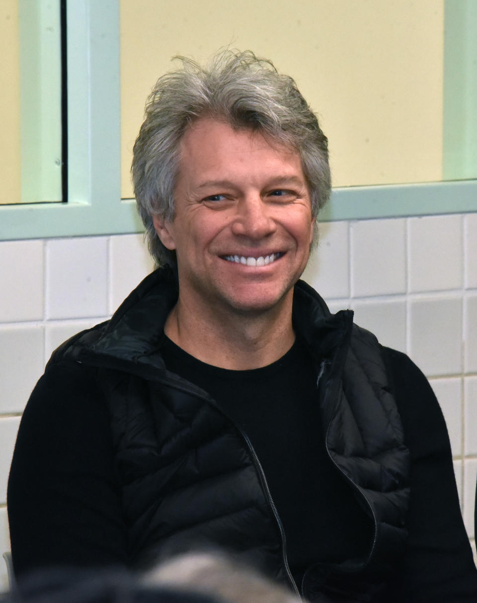 <p>Im März 2018 erscheint in den USA Diving into Hampton Water – der erste Wein aus dem Hause Jon Bon Jovi. Der Rocker und sein Sohn haben sich mit einem französischen Winzer zusammengetan, um den Wein herzustellen. (Foto: WENN) </p>