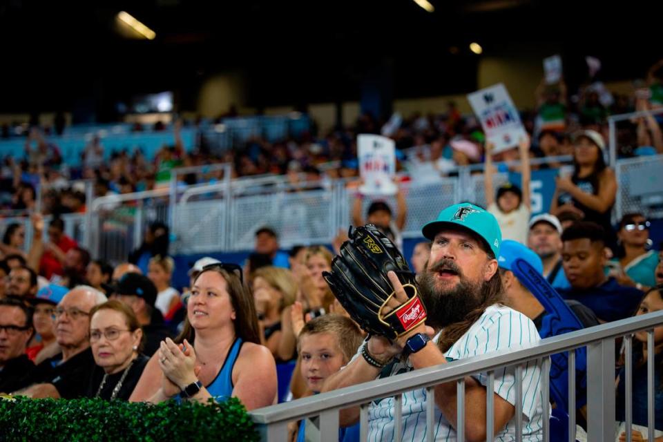 Aficionados aplauden un deslizamiento y captura del jardinero izquierdo de los Miami Marlins Bryan De La Cruz (14) durante la sexta entrada de un partido de béisbol, el domingo 24 de septiembre de 2023, en loanDepot Park, en Miami.