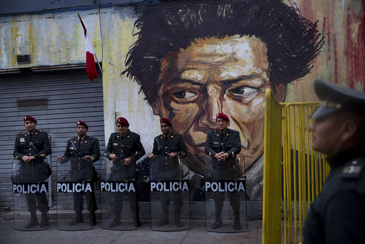 Während der Vereidigung des neuen peruanischen Staatspräsidenten Pedro Pablo Kuczynski stehen Polizisten in der Nähe des Kongressgebäudes. (Bild: Rodrigo Abd/AP)