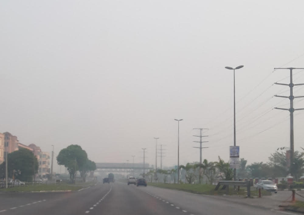 As at 2pm, the Air Pollutant Index (API) reading for Kuching district was 226 and the neighbouring Samarahan district, 205. — Picture by Sulok Tawie