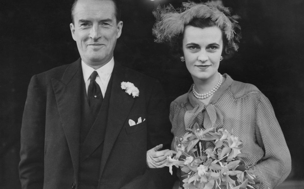 Margaret Campbell, the Duchess of Argyll, and Ian Douglas Campbell, the 11th Duke of Argyll, after their wedding in March 1951 - Keystone/Hulton Archive/Getty