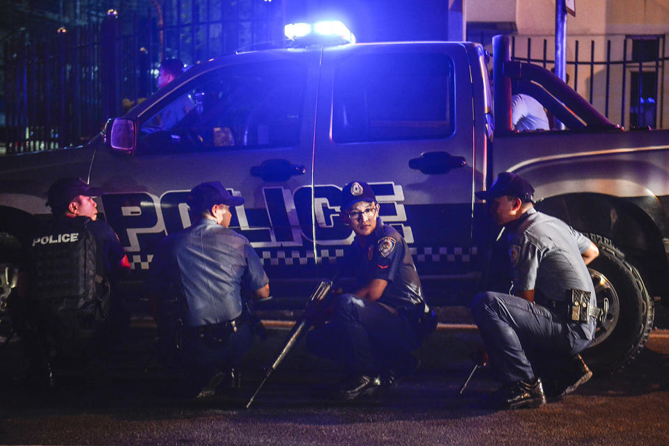 <p>Filipino policemen take their position outside the Resort World Manila hotel in Pasay city, south of Manila, Philippines, June 2, 2017. (Photo: Ezra Acayan/EPA) </p>