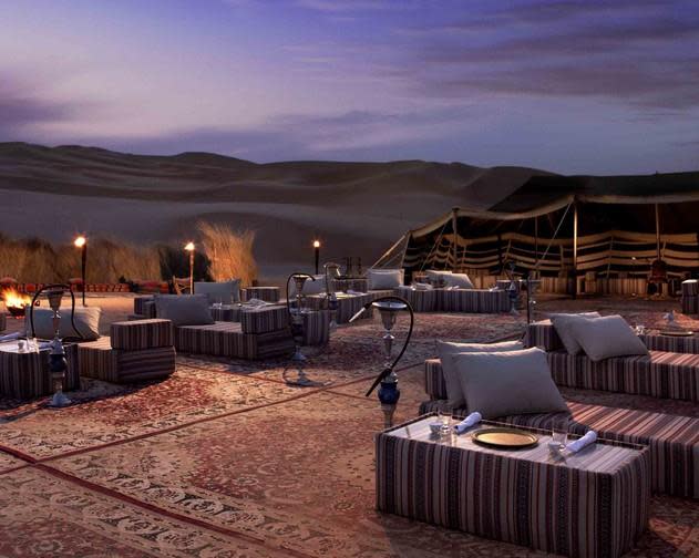 El hotel que parece un hermoso espejismo en medio del desierto