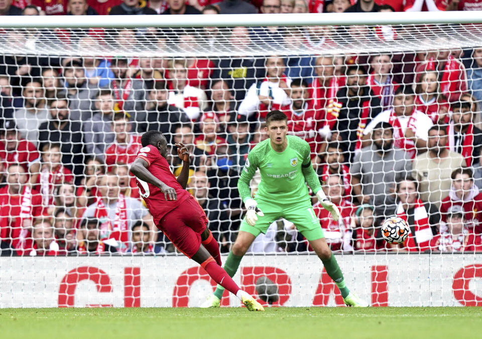 Sadio Mane, de Liverpool anota contra Burnley en partido de la Liga Premier en Anfield, Liverpool, Inglaterra, sábado 21 de agosto de 2021. Liverpool ganó 2-0. (Mike Egerton/PA via AP)