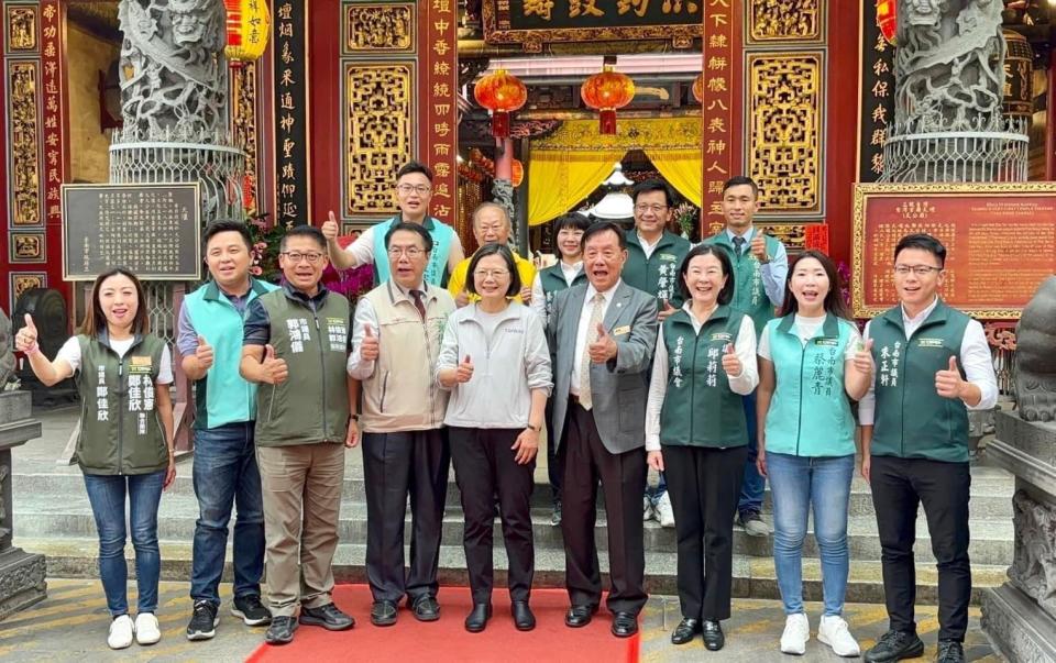 總統蔡英文周日到台灣首廟天壇參香，多名議員合照時穿著不同款式背心。翻攝邱莉莉臉書