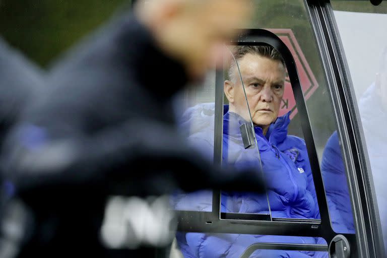 El entrenador Louis van Gaal, de Países Bajos, se lastimó la cadera al caerse de la bicicleta y siguió el entrenamiento del seleccionado desde un carrito de golf.