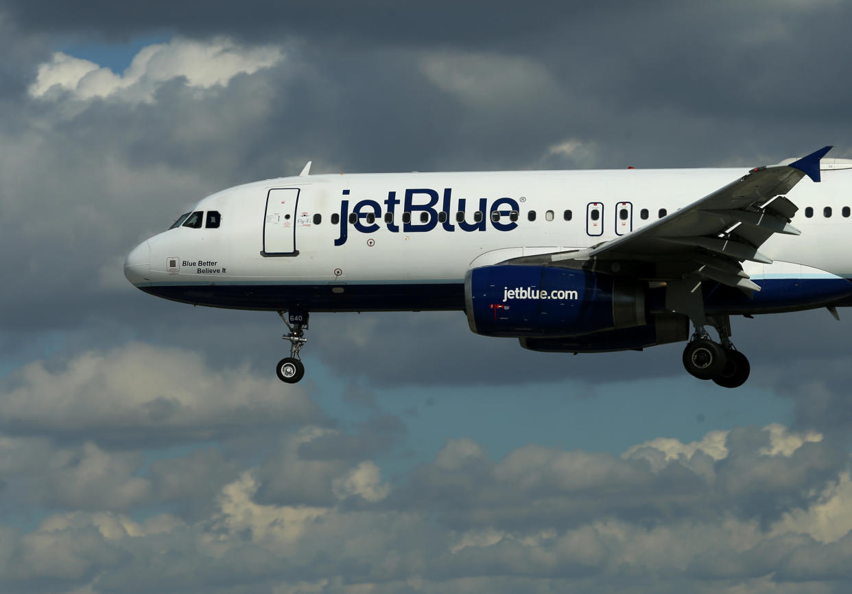 A JetBlue aircraft comes in to land at Long Beach Airport in Long Beach, California, U.S., January 24, 2017. REUTERS/Mike Blake