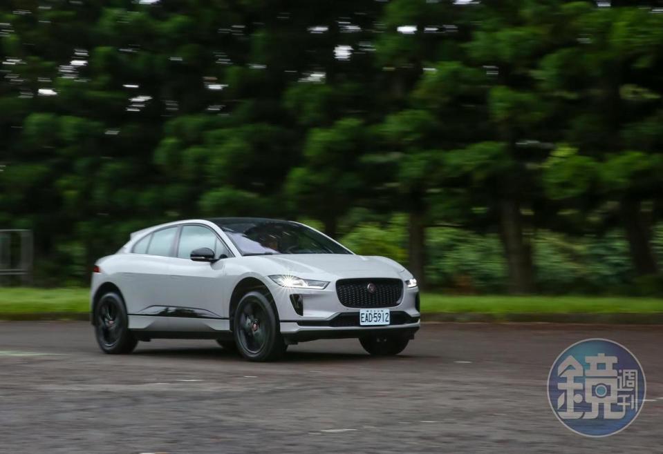 I-Pace EV400 S 黑魂進階版由二具整合前後軸的永磁同步電動馬達驅動，可提供400hp最大馬力與71kgm瞬間最高扭力輸出，搭配同軸單速傳動裝置，僅需 4.8 秒即可完成0-100km/h加速衝刺。