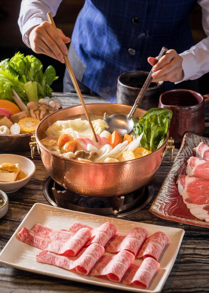 每桌都有侍食師協助涮肉，為客人掌握食材起鍋時間，並適時控溫。