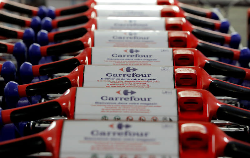 Carrefour doit impérativement combler l'écart de prix existant avec Leclerc, nouveau leader du marché, pour redresser les ventes de ses hypermarchés français, qui représentent un quart de ses ventes mondiales et pèsent sur sa rentabilité. /Photo prise le 19 janvier 2018/REUTERS/Eric Gaillard