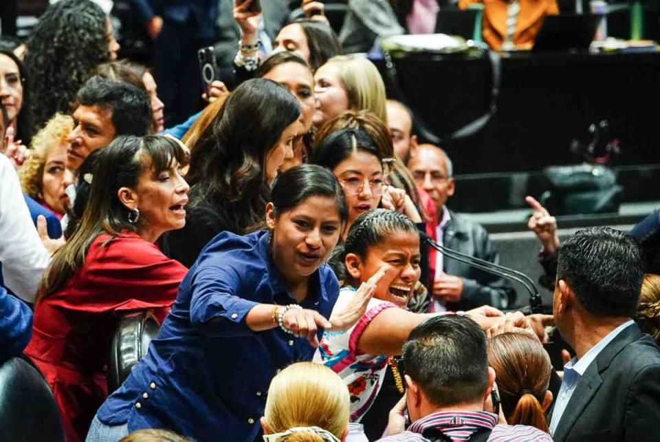 Momentos intensos de jaloneos en tribuna durante el debate del PEF 2024.