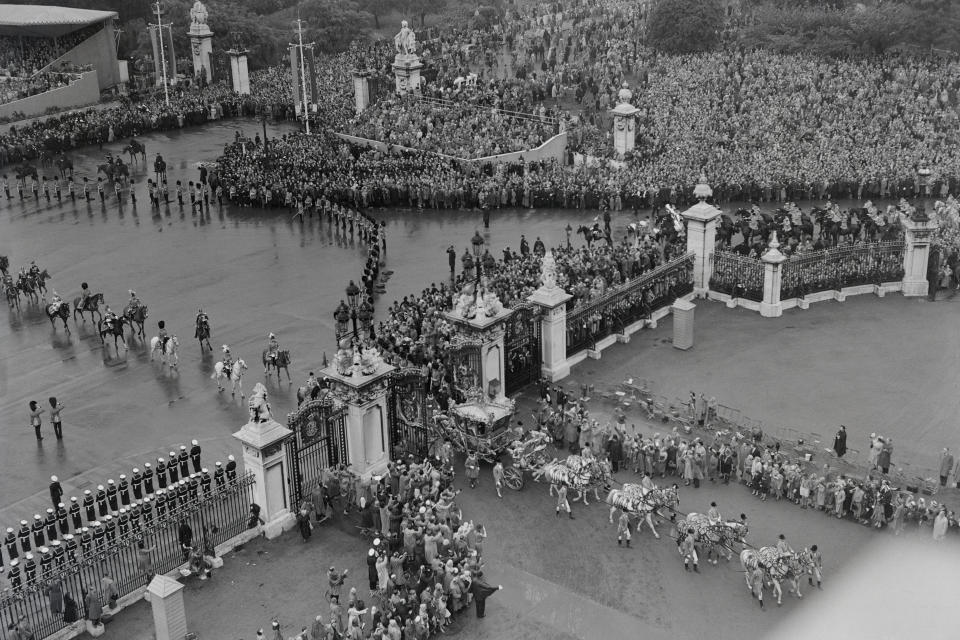 Este es el momento en el que la recién coronada reina llega al Buckingham Palace aclamada por una enorme multitud. El palacio y las avenidas adyacentes, además, contaron con una iluminación especial. (Foto: David Levenson Collection / Getty Images)