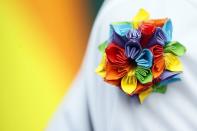 Ein Teilnehmer der fünften „Viet Pride Parade“ im vietnamesischen Hanoi trägt eine Kunstblume in Regenbogenfarben an der Kleidung. (Bild: Luong Thai Linh/Epa)