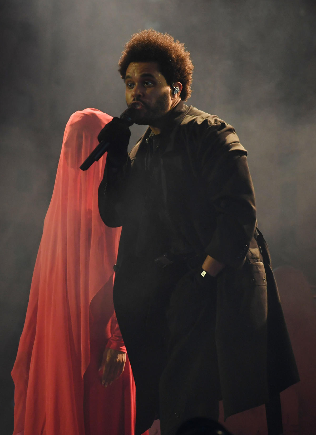 My Deepest Apologies: The Weeknd Cancels Concert Mid-Song After Losing His  Voice