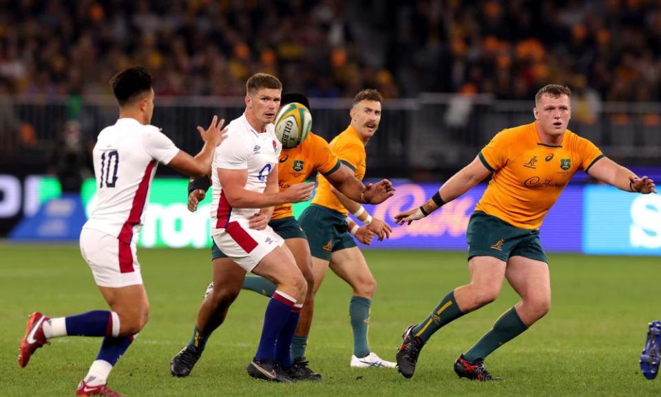 Marcus Smith receives a pass from Owen Farrell.