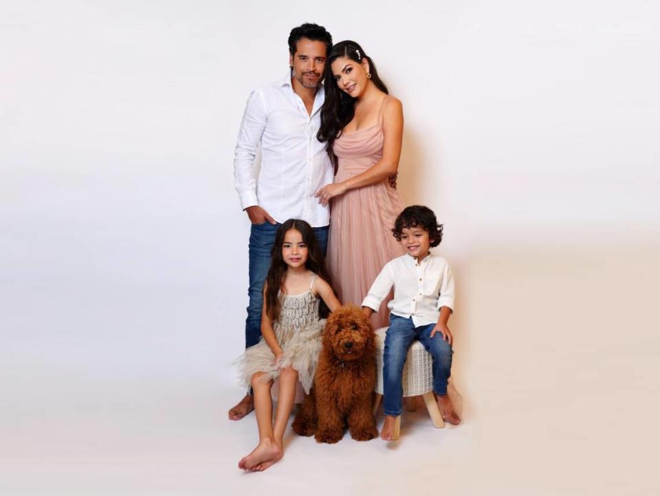 Ana Patricia con su esposo y con sus hijos