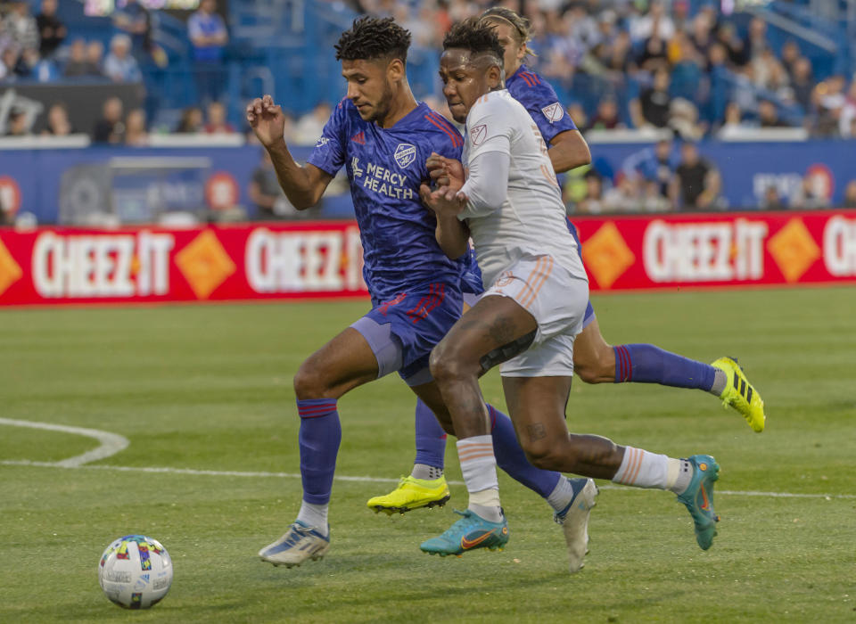 FC Cincinnati defender Ian Murphy, left, and CF Montreal forward Romell Quioto, right, battle for possession of the ball during first-half MLS soccer match action in Montreal, Saturday, May 28, 2022. (Peter McCabe/The Canadian Press via AP)