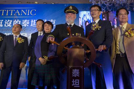 Bernard Hill (3rd R), actor of captain Edward Smith in the 1997 Titanic movie, poses with Su Shaojun (2nd R), CEO of Seven-Star Energy Investment Group (SSEG), during a news conference in Hong Kong January 12, 2014. REUTERS/Tyrone Siu