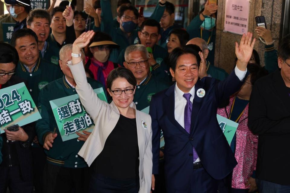 賴清德、蕭美琴赴中選會登記參選正副總統，與支持者揮手致意。廖瑞祥攝