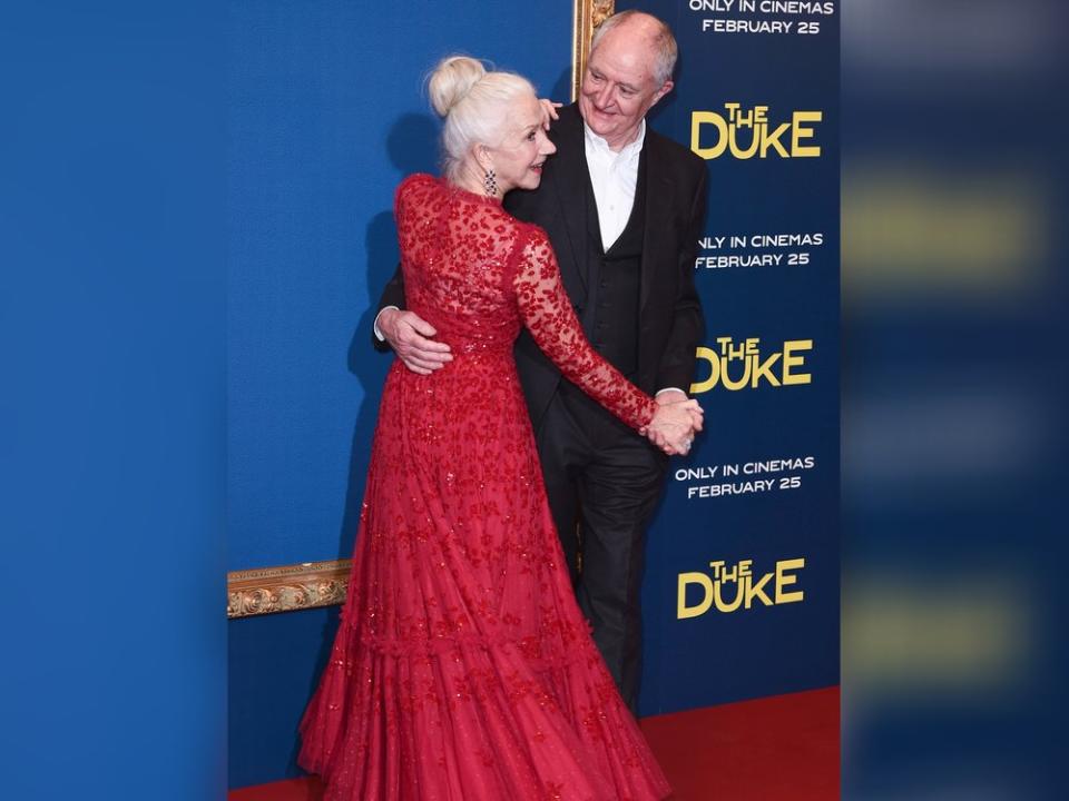 Helen Mirren und ihr Co-Star Jim Broadbent tanzen auf rotem Teppich. (Bild: imago/Future Image)