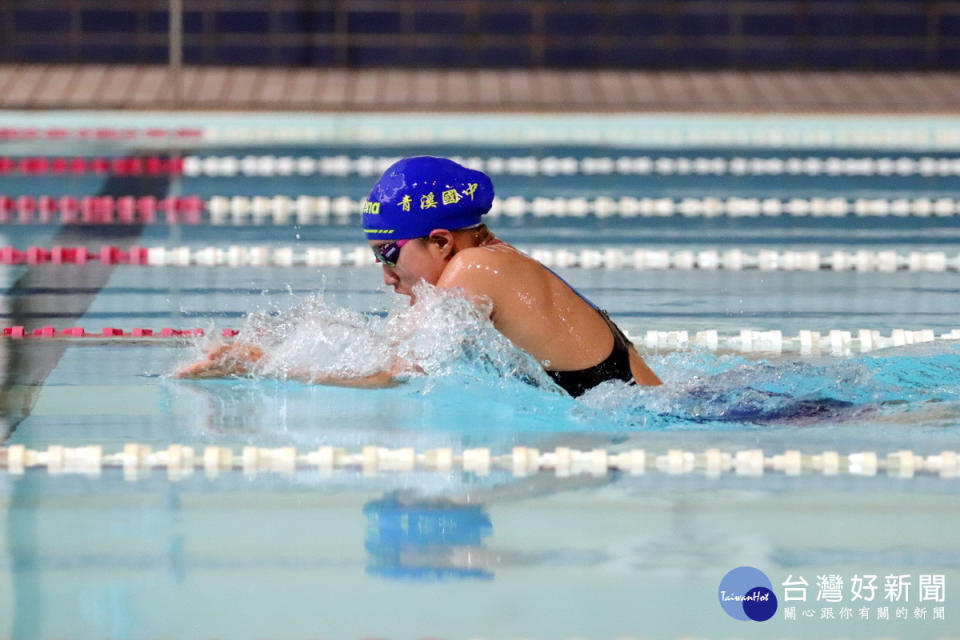青溪國中劉品辰在泳池中拿下4面金牌，4金均破大會紀錄。