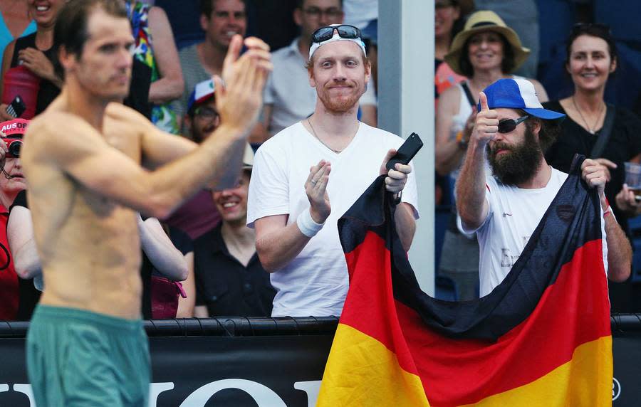 Bitteres Ende seines Grand-Slam-Comebacks: Tommy Haas muss nach zwei (verlorenen) Sätzen gegen Benoit Paire wegen Unwohlseins aufgeben. Die deutschen Fans huldigen dem ehemaligen Weltranglistenzweiten dennoch