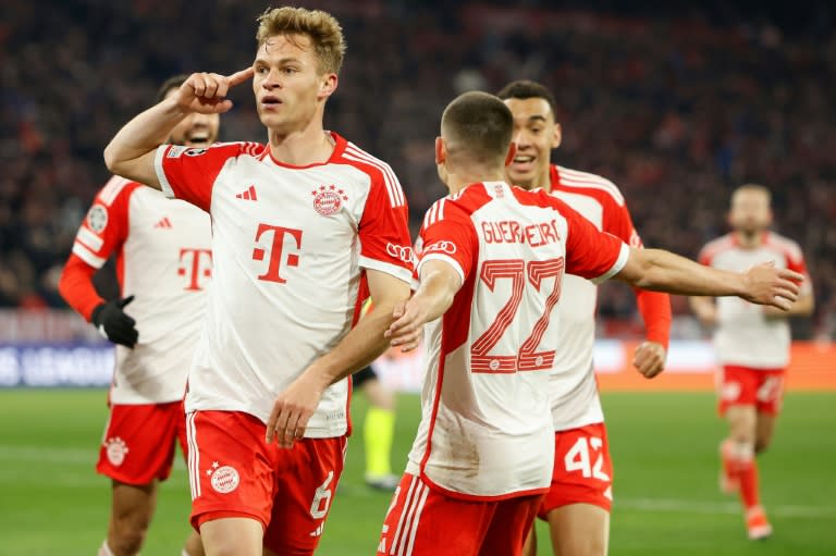 Joshua Kimmich, futbolista del Bayern de Múnich, celebra su gol junto con otros jugadores de su equipo en la victoria (1-0) de los alemanes ante el Arsenal, en la vuelta de los cuartos de final de la Champions, el 17 de abril de 2024 (Odd ANDERSEN)