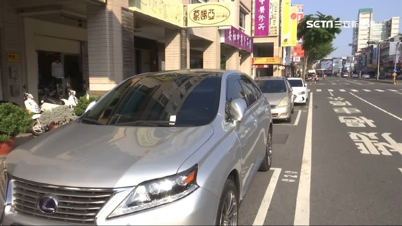 車主拿到0元的停車收費單，讓他質疑為什麼要浪費人力開單。