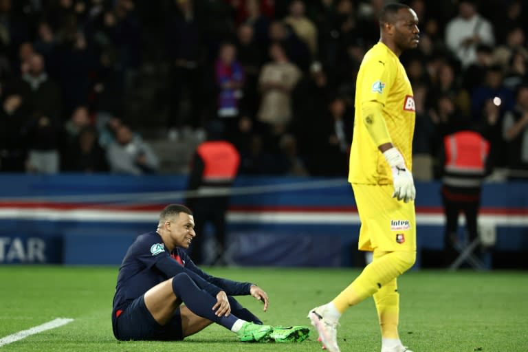 Kylian Mbappé (assis au sol) et le gardien du Stade Rennais Steve Mandanda lors de la demi-finale de la Coupe de France entre Paris et Rennes au Parc des Princes le 3 avril 2024 à Paris (FRANCK FIFE)