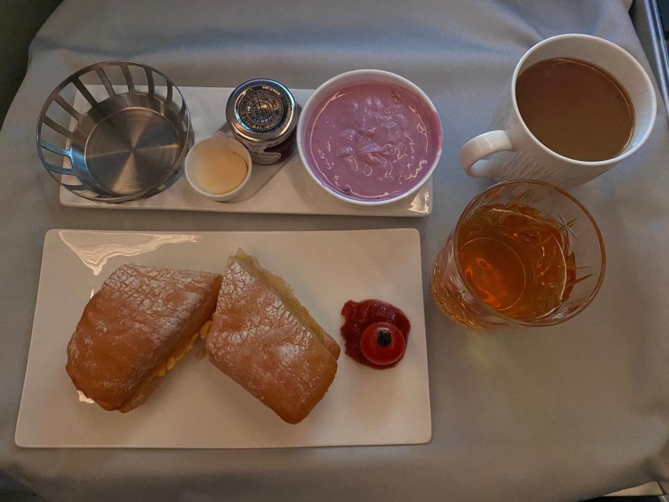 Breakfast on British Airways Business Class Club Suite, Paul Oswell, "Review with photos of British Airways' Business Class Club Suite"