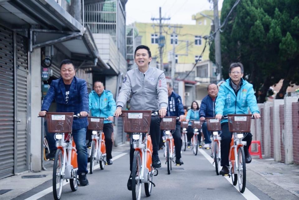 竹北市長鄭朝方親自帶隊體驗騎乘，同時宣布自行車交通網絡正式挺進竹北西區。（圖/竹北市公所提供）