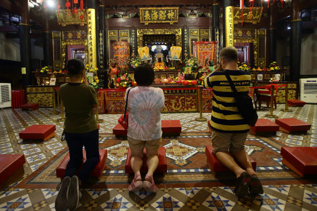 Chinese Praying at Taoist Temples - LOVELY SULAWESI