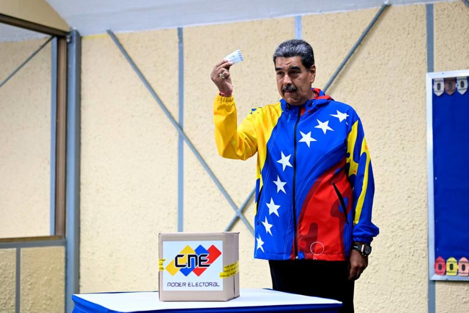 El gobernante venezolano Nicolás Maduro se prepara para depositar su voto en las elecciones presidenciales, en Caracas, el domingo 28 de julio de 2024.