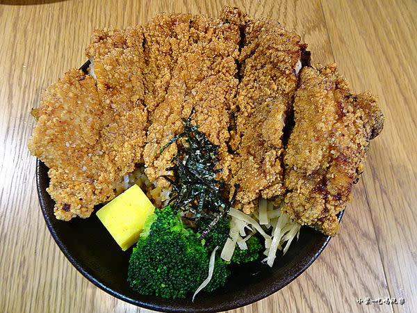 巨無霸雞排丼飯 (2)9.jpg