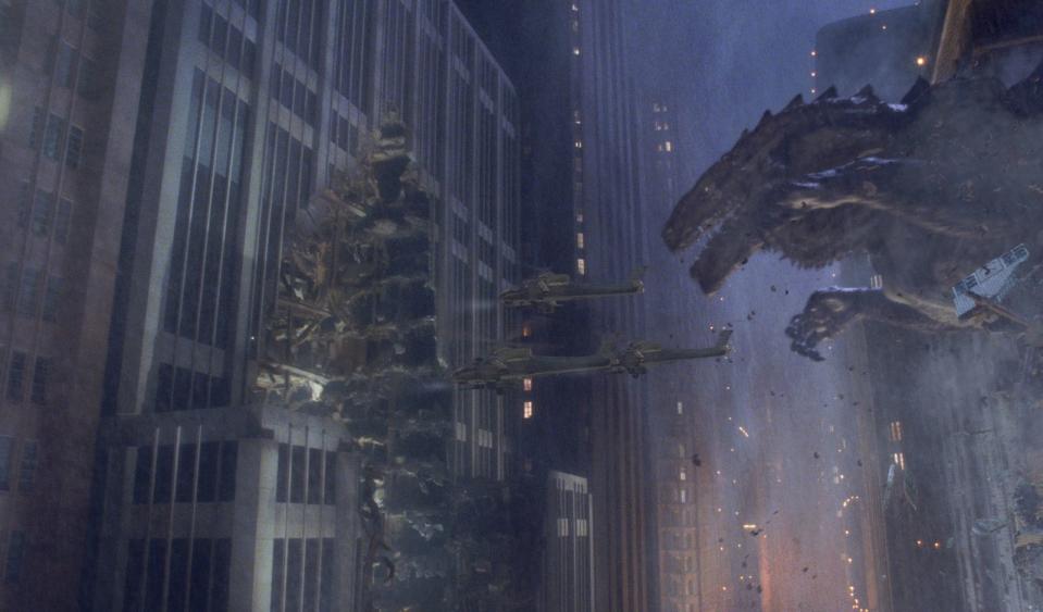 Dass Weltkaputtmachorgien nicht nur von hochtechnologisierten Aliens, schlimmen Naturkatastrophen oder menschlichem Selbstzerstörungsdrang ausgehen müssen, zeigte 1998 eindrucksvoll abermals Roland Emmerich: Mit "Godzilla" ließ er ein klassisches Monster aufleben, das schon in den 50er-Jahren im japanischen Kino Städte plattmachte. Diesmal traf es New York - im 3D-Remake von 2014 dann San Francisco. (Bild: Sony)