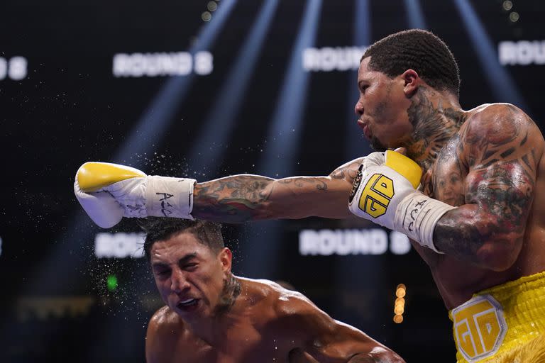 Gervonta Davis, derecha, golpea a Mario Barrios durante el combate de boxeo por el campeonato mundial súper ligero de la AMB el domingo 27 de junio de 2021 en Atlanta. Davis ganó.