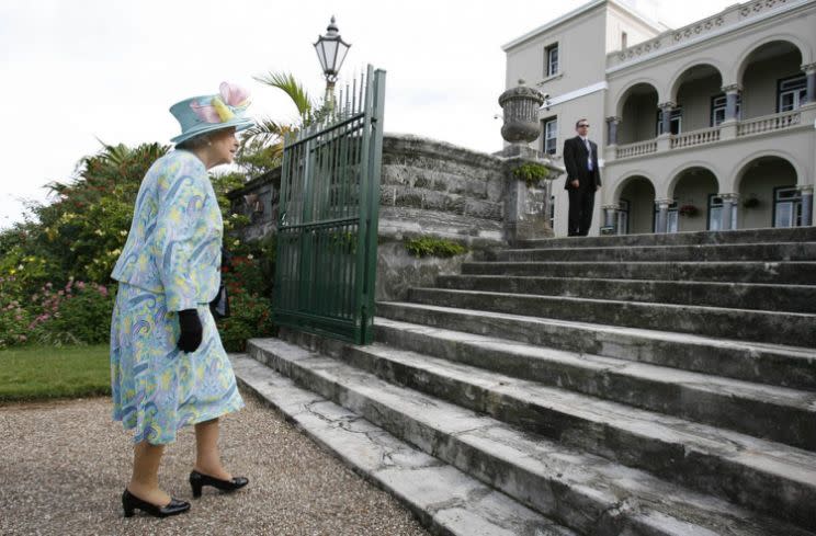 La Reina Isabel de Gran Bretaña se dirige hacia unos escalones al término de una ceremonia de plantación de árboles en la Casa de Gobierno en Hamilton, Bermudas, el 26 de noviembre de 2009. REUTERS/Hans Deryk