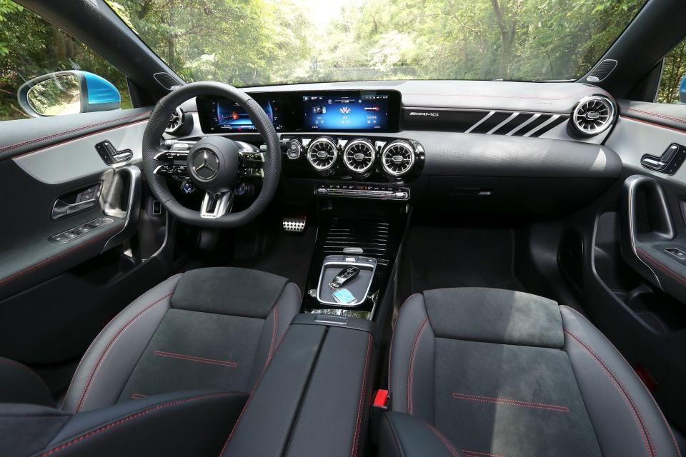 內裝維持車系原有的豪華科技風格，另升級高性能平底方向盤與專屬飾板等配置。