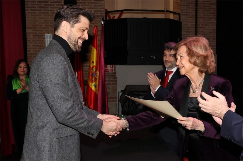 La reina Sofía entrega un premio al escultor César Orrico