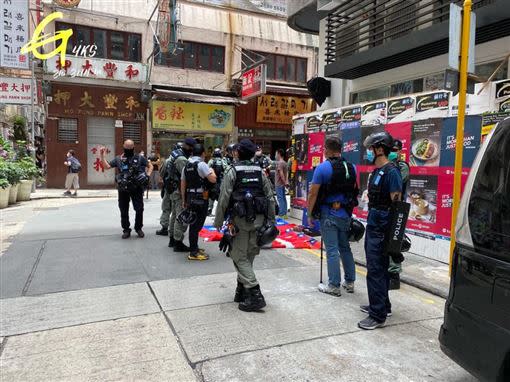 香港傳出有人因持「中華民國國旗」慘遭逮捕。（圖／翻攝自YKS至尊寶臉書）