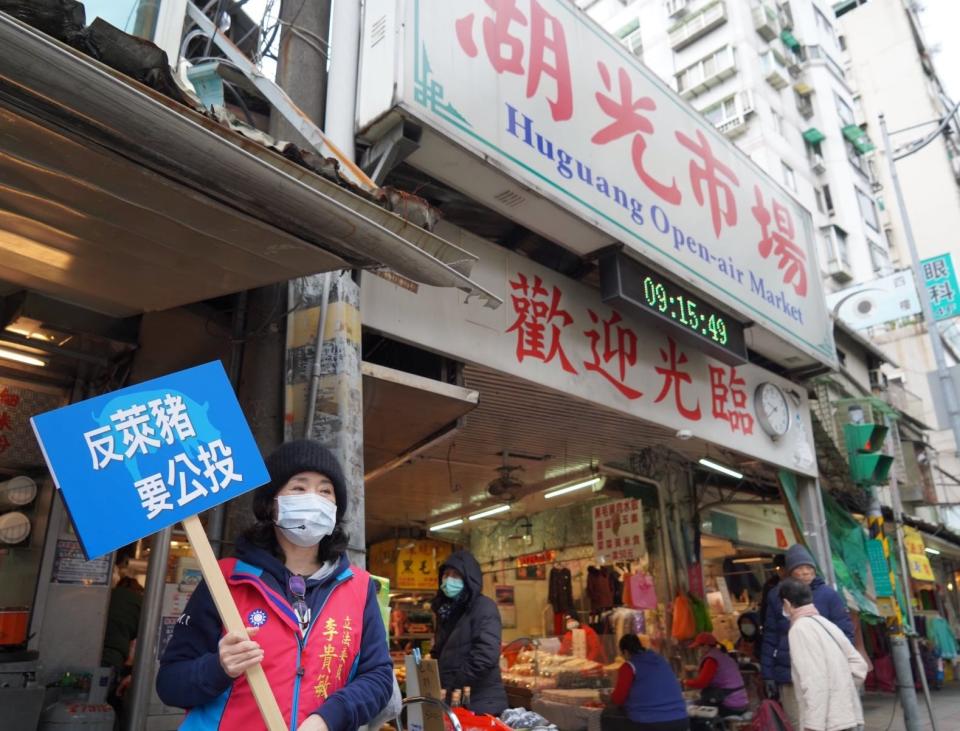 繼日前傳出新竹縣警方設巡邏箱關切連署情形後，沒想到李貴敏昨又爆料在北市內湖湖光市場擺攤連署，也有警方到場關切稱是要維護她的人身安全，讓她感到莫名其妙直言「也難怪大家覺得是不是警方又來查水表了」？（圖片翻攝FB/李貴敏）